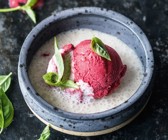 Himbeer-Blitzeis mit Kokosmilch