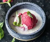 Himbeer-Blitzeis mit Kokosmilch