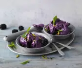 Brombeer-Joghurt-Eis mit Pistazien