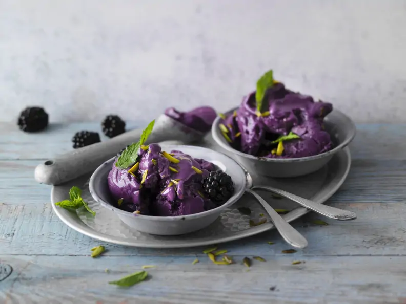 Brombeer-Joghurt-Eis mit Pistazien