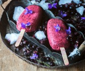 Eis am Stiel von schwarzen Johannisbeeren