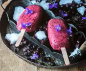 Eis am Stiel von schwarzen Johannisbeeren