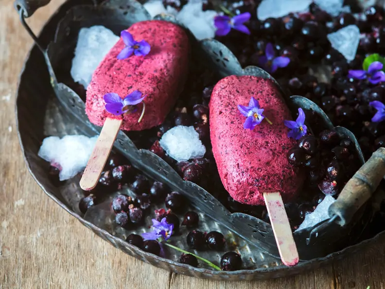 Eis am Stiel von schwarzen Johannisbeeren