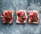 Erdbeer-Toast mit Ziegenfrischkäse