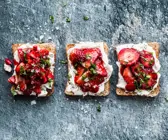 Erdbeer-Toast mit Ziegenfrischkäse