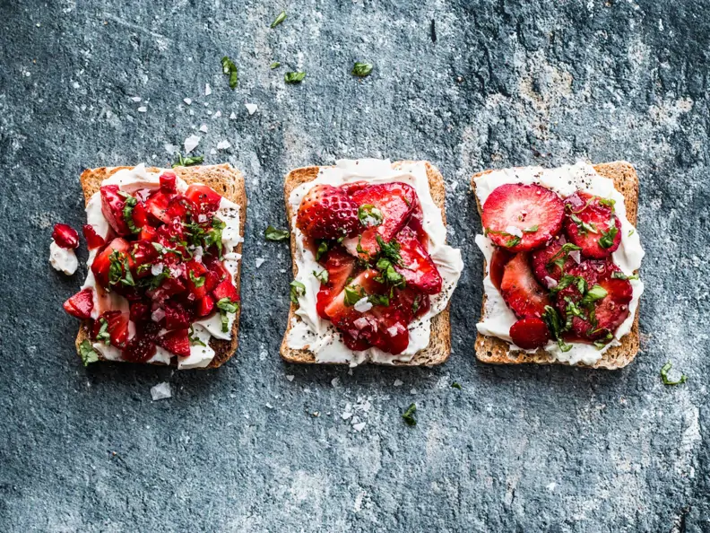 Erdbeer-Toast mit Ziegenfrischkäse