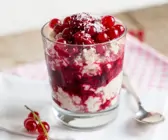 Hafer-Kokos-Porridge mit Beeren