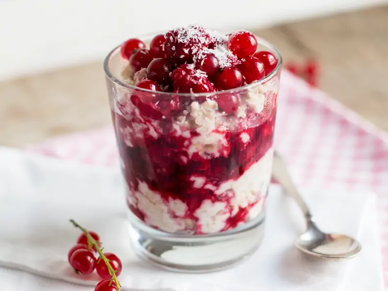 Hafer-Kokos-Porridge mit Beeren
