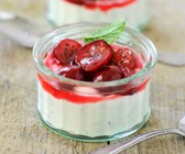 Minzquark mit Stachelbeeren