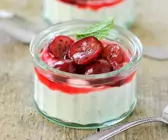 Minzquark mit Stachelbeeren