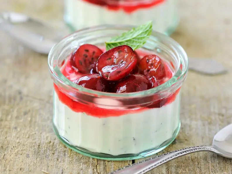 Minzquark mit Stachelbeeren