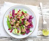Salat mit Avocado und Thunfisch in Sesam