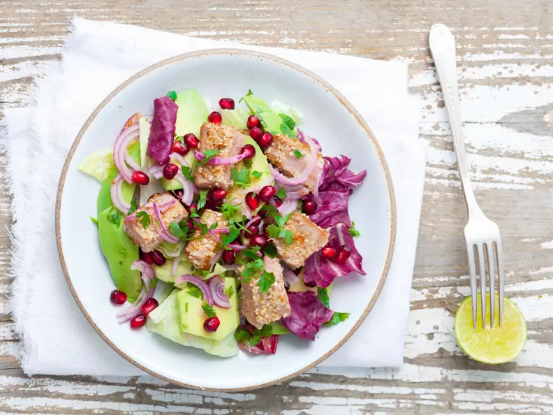 Salat mit Avocado und Thunfisch in Sesam