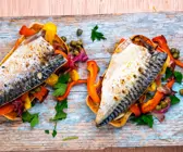 Makrelenfilets auf Paprika und Kapern mit Brot