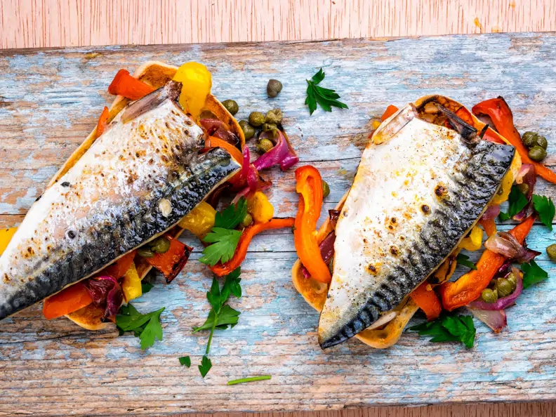 Makrelenfilets auf Paprika und Kapern mit Brot