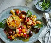 Ziegenkäse-Brûlée mit Ratatouille und Oliven