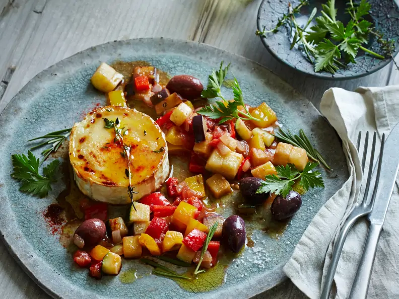 Ziegenkäse-Brûlée mit Ratatouille und Oliven