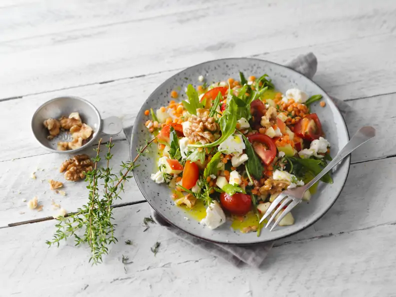 Linsensalat mit Schafskäse und Walnüssen
