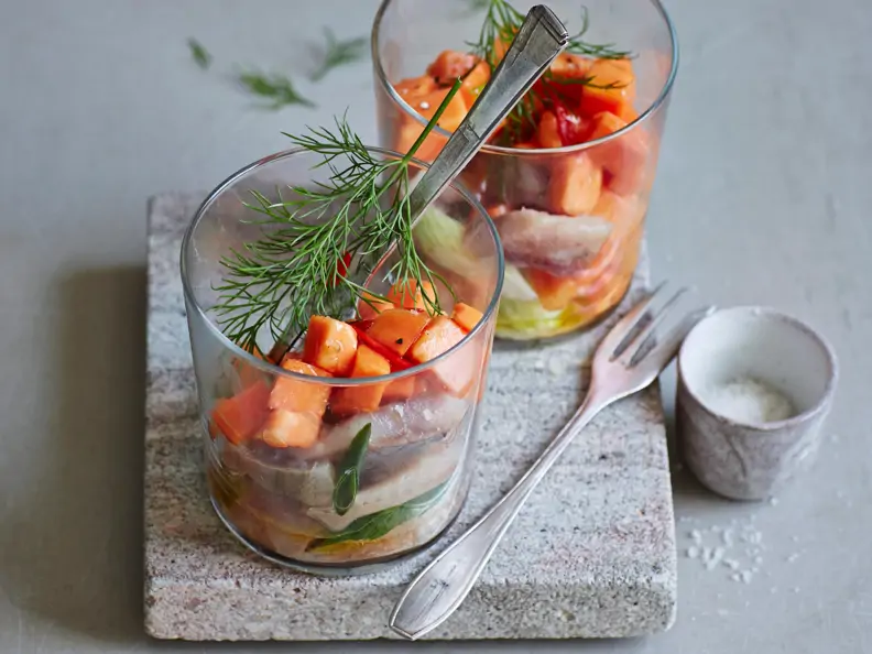 Papaya auf Matjes im Glas