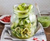 Nudelsalat im Glas mit Spargel und Erbsen