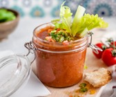 Tomaten-Gazpacho mit Sellerie im Glas