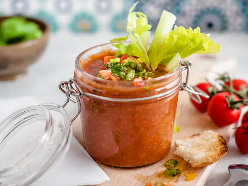 Tomaten-Gazpacho mit Sellerie im Glas