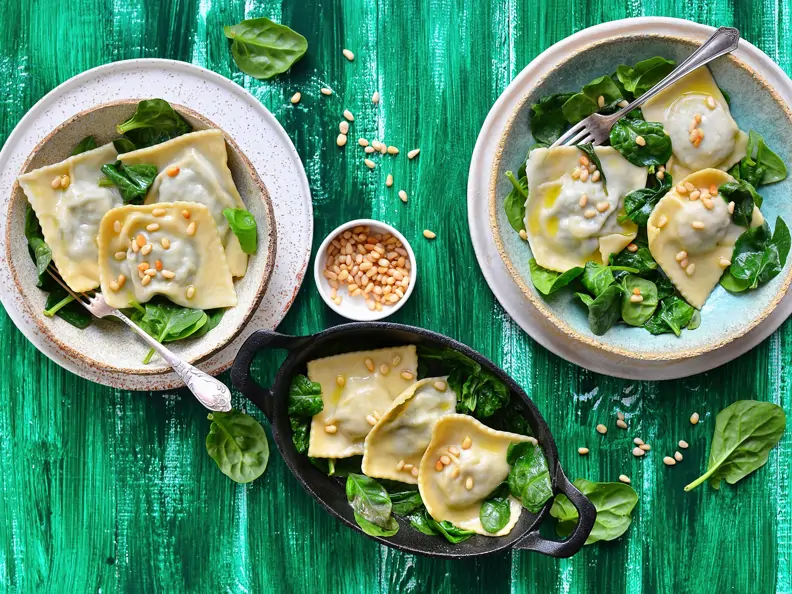 Ravioli mit Spinat und Pinienkernen