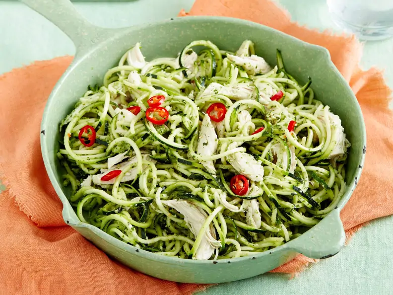 Zucchininudeln mit Rucola-Pesto und Hähnchenbrust