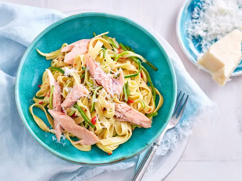 Fettuccine mit Räucherforelle und Parmesan