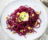 Rote-Bete-Nudel-Salat mit gebackenem Ziegenkäse