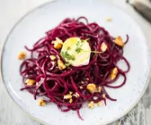 Rote-Bete-Nudel-Salat mit gebackenem Ziegenkäse