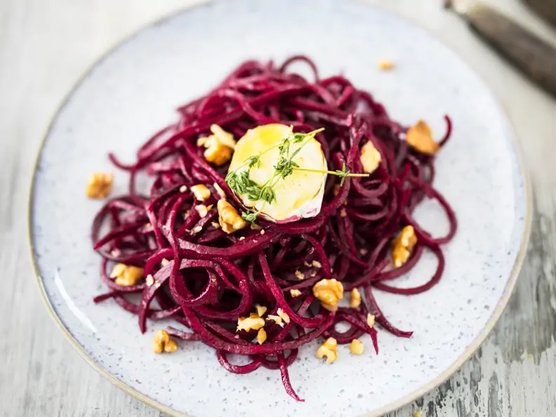 Rote-Bete-Nudel-Salat mit gebackenem Ziegenkäse