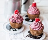 Schoko-Cupcakes mit Cashew-Himbeer-Frosting