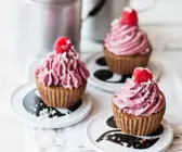 Schoko-Cupcakes mit Cashew-Himbeer-Frosting