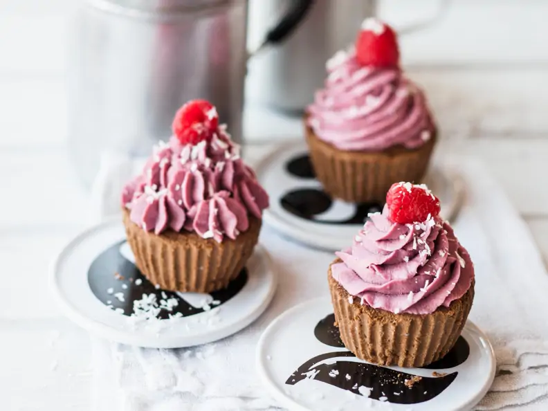Schoko-Cupcakes mit Cashew-Himbeer-Frosting