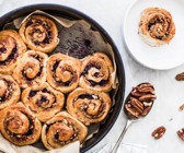 Hefeschnecken mit Pflaumen und Pekannüssen