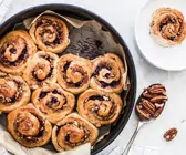 Hefeschnecken mit Pflaumen und Pekannüssen