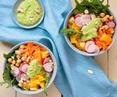 Reis-Bowl mit Kichererbsen und Cashewsauce