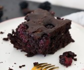 Sauerkraut-Brownies mit Brombeeren