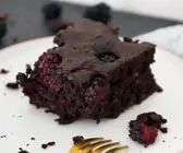 Sauerkraut-Brownies mit Brombeeren