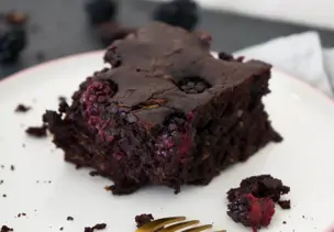 Sauerkraut-Brownies mit Brombeeren