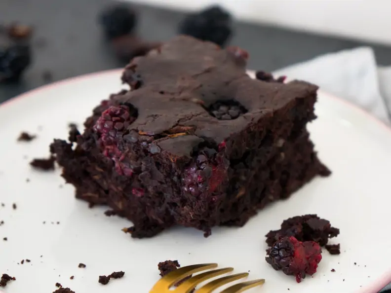 Sauerkraut-Brownies mit Brombeeren