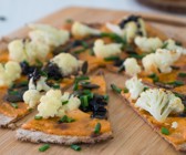 Flammkuchen mit Blumenkohl und Kürbiskernen