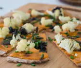 Flammkuchen mit Blumenkohl und Kürbiskernen