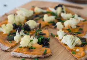 Flammkuchen mit Blumenkohl und Kürbiskernen