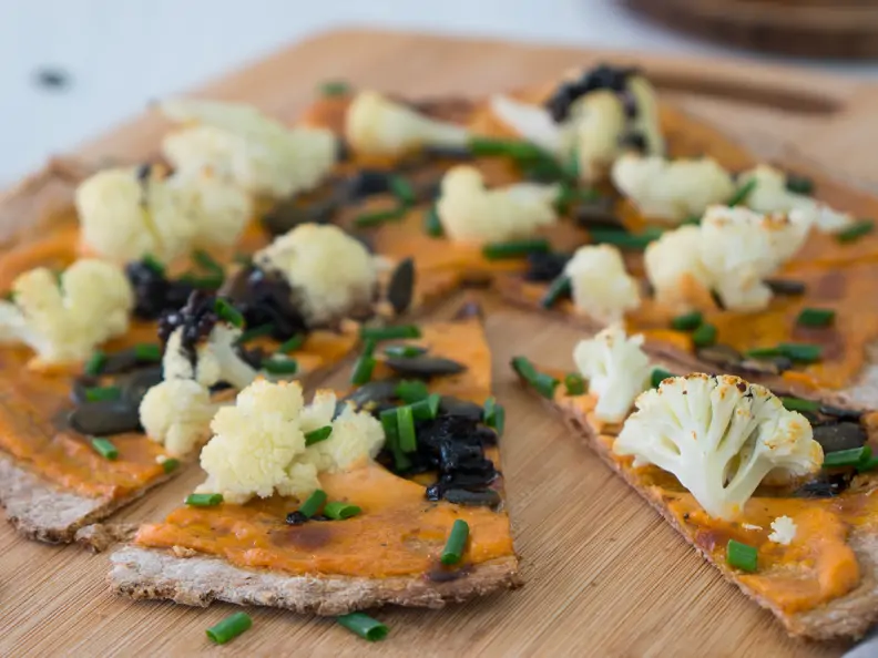 Flammkuchen mit Blumenkohl und Kürbiskernen