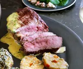 Charlais-Steakhüfte mit Sauce béarnaise und Kürbisknödel