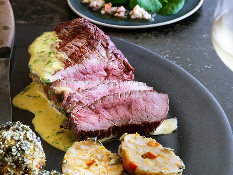 Charlais-Steakhüfte mit Sauce béarnaise und Kürbisknödel