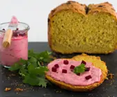 Kurkuma-Curry-Brot mit schwarzem Sesam