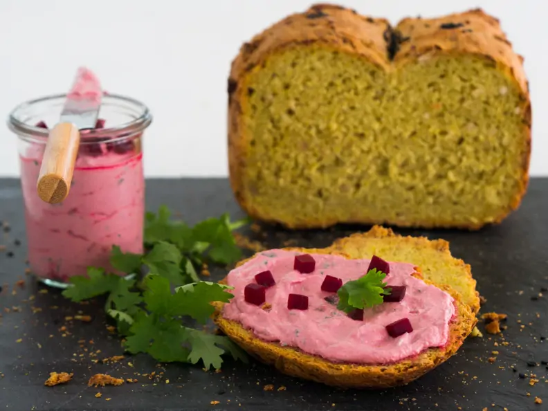 Kurkuma-Curry-Brot mit schwarzem Sesam